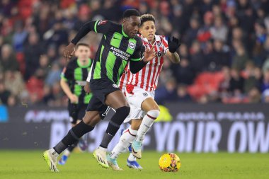 Brighton & Hove Albion 'dan Danny Welbeck, 6 Ocak 202' de İngiltere 'nin Stoke-on-Trent Stadyumu' nda Stoke City ile Brighton ve Hove Albion maçında Stoke City 'den Andre Vidigal' i geçiyor.