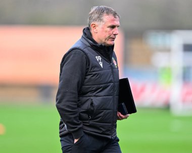 Wrexham 'ın teknik direktörü Phil Parkinson, 7 Ocak 202' de Croud Meadow, Shrewsbury, Birleşik Krallık 'ta oynanan Emirates FA Cup üçüncü tur karşılaşmasında sahayı teftiş ediyor.