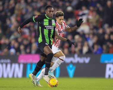 Brighton & Hove Albion 'dan Danny Welbeck, 6 Ocak 202' de İngiltere 'nin Stoke-on-Trent Stadyumu' nda Stoke City ile Brighton ve Hove Albion maçında Stoke City 'den Andre Vidigal' i geçiyor.