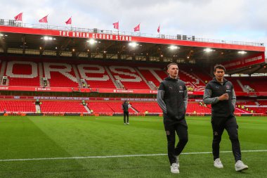 Blackpool 'dan Andy Lyons ve Blackpool' dan Kenny Dougall, 7 Ocak 202 'de İngiltere' nin Nottingham City Ground, Nottingham, İngiltere 'de oynanan üçüncü tur Emirlikler Kupası karşılaşması öncesinde sahada inceleme yapıyorlar.