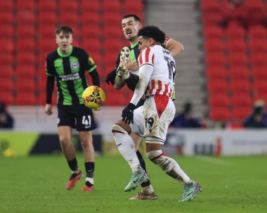Brighton & Hove Albion 'dan Lewis Dunk ve Stoke City' den Ryan Mmaee, 6 Ocak 202 'de Birleşik Krallık' ın Bet365 Stadyumu 'nda oynanan Emirates FA Cup 3. tur karşılaşmasında top için mücadele ettiler.