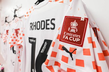 Birleşik Krallık 'ın Nottingham, Nottingham şehrinde oynanan Emirlikler Kupası 3. tur maçında Jordan Rodos of Blackpool' un oynadığı FA Cup rozeti.