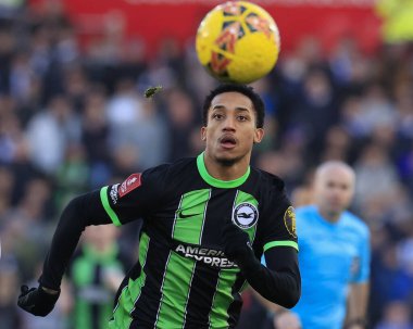 Brighton & Hove Albion takımından Joao Pedro, 6 Ocak 202 'de Birleşik Krallık' ın Bet365 Stadyumu 'nda oynanan ve Stoke City' nin Brighton ve Hove Albion 'a karşı oynadığı üçüncü tur karşılaşmasında topla koşuyor.