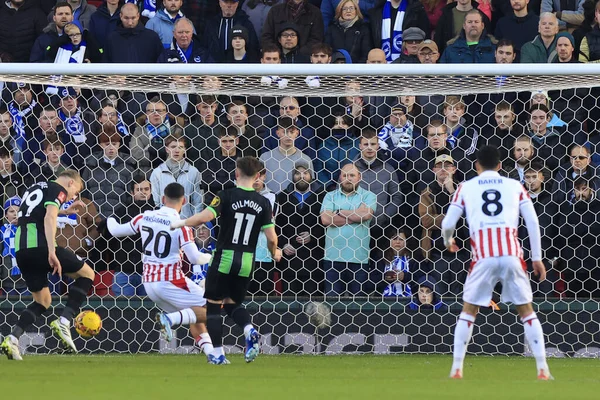 Brighton & Hove Albion 'dan Jan Paul van Hecke, 6 Ocak 202' de Birleşik Krallık 'ın Bet365 Stadyumu' nda oynanan Emirates FA Cup Üçüncü Raundunda Stoke City, Brighton ve Hove Albion 'a karşı 1-0' lık bir gol attı.