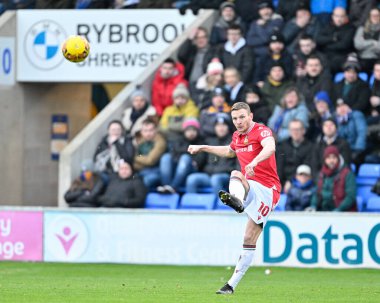 Wrexham 'dan Paul Mullin, 7 Ocak 202' de Croud Meadow, Shrewsbury, Birleşik Krallık 'ta oynanan üçüncü tur müsabaka Shrewsbury Town - Wrexham maçında topu sandığa doğru sürüyor.