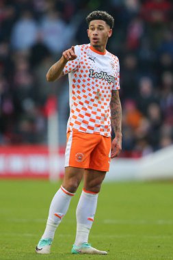 Blackpool 'dan Jordan Lawrence-Gabriel, 7 Ocak 202' de Nottingham Forest 'a karşı Blackpool' da oynanan Emirlikler Kupası üçüncü tur karşılaşmasında takım arkadaşlarına talimat verir.