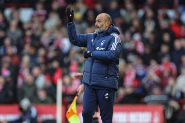 Nottingham Ormanı 'nın Nuno Esprito Santo teknik direktörü, 7 Ocak 2024 tarihinde Nottingham City Ground, Nottingham, İngiltere' de oynanan Emirates FA Cup üçüncü tur karşılaşmasında takımına talimat verir.