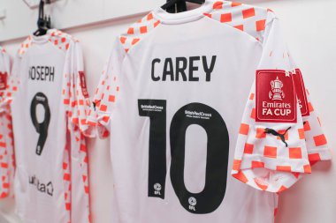 Blackpool 'dan Sonny Carey' nin gömleğindeki Emirates FA Kupası rozeti Emirlikler Kupası 3. tur karşılaşması öncesinde Nottingham Forest 'a karşı Blackpool City Ground, Nottingham, İngiltere, 7 Ocak 202