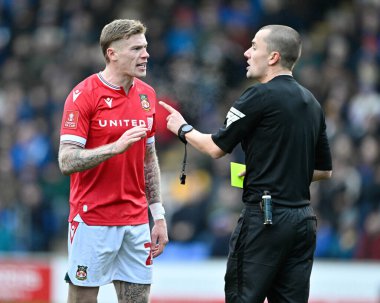 Hakem Andrew Kitchen, Wrexham 'dan James McClean' e, Birleşik Krallık 'ın Croud Meadow, Shrewsbury, 7 Ocak 202 tarihinde oynanan Emirates FA Cup üçüncü tur karşılaşmasında verdiği sarı kart ile sesleniyor.