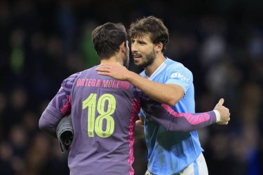 Manchester City 'den Stefan Ortega ve Manchester City' den Ruben Dias, Manchester City 'nin 7 Ocak 202' de Etihad Stadyumu 'nda oynadığı üçüncü tur karşılaşmasının sonunda