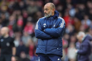 Nottingham Ormanı 'nın Nuno Esprito Santo teknik direktörü, 7 Ocak 2024 tarihinde Nottingham City Ground, Nottingham, İngiltere' de oynanan Emirates FA Kupası üçüncü tur karşılaşmasında Nottingham Forest 'a karşı Blackpool maçına bakıyor.