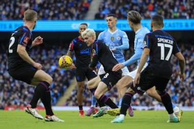 Huddersfield Town 'dan Jack Rudoni Manchester City ile Manchester City' nin 7 Ocak 202 'de Etihad Stadyumu' nda oynanan üçüncü tur karşılaşmasında Manchester City ile Huddersfield Town arasında top için Manchester City 'den Phil Foden' e meydan okuyor.