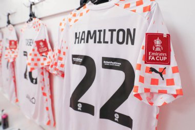 Blackpool 'lu CJ Hamilton' ın gömleğindeki Emirates FA Cup rozeti, 7 Ocak 202 tarihinde Nottingham Forest 'a karşı Blackpool City Ground, Nottingham, İngiltere' de oynanan üçüncü tur karşılaşması öncesinde verilmiştir.