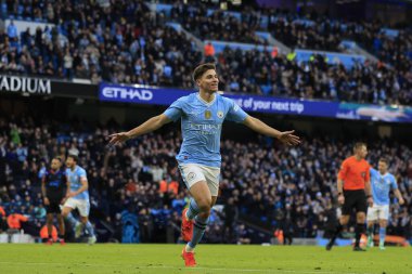 Manchester City 'den Julian Alvarez, 7 Ocak 202 tarihinde Etihad Stadyumu' nda oynanan ve Manchester City 'nin Huddersfield Town' a karşı oynadığı FA Cup üçüncü tur maçında 2-0 'lık skoru kutluyor.