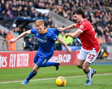 Shrewsbury Town 'dan Morgan Feeney ve Wrexham' dan Thomas O 'Connor, 7 Ocak 202' de Croud Meadow, Shrewsbury, Birleşik Krallık 'ta oynanan Emirates FA Cup üçüncü tur karşılaşmasında top için savaştılar.