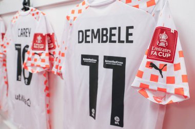 Blackpool 'lu Karamoko Dembl' in gömleğindeki Emirlikler FA Kupası rozeti, 7 Ocak 2024 'te Nottingham Forest' a karşı Blackpool City Ground, Nottingham, İngiltere 'de oynanan üçüncü tur karşılaşması öncesinde düzenlendi.