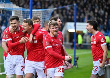 Wrexham 'dan Thomas O' Connor, 7 Ocak 202 'de Croud Meadow, Shrewsbury, Birleşik Krallık' ta oynanan Emirates FA Cup üçüncü tur karşılaşmasında golünü ve maçın açılış golünü kutluyor.