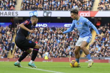 Manchester City 'den Jack Grealish, 7 Ocak 202 tarihinde Etihad Stadyumu' nda oynanan FA Cup Üçüncü Raund karşılaşmasında Huddersfield Town 'dan Brodie Spencer' ı geçmeye çalışıyor.
