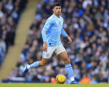Manchester City 'den Matheus Nunes, Manchester City' nin 7 Ocak 202 'de Etihad Stadyumu' nda oynanan üçüncü tur karşılaşmasında topla koşuyor.