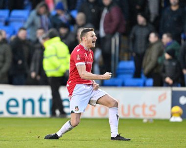 Wrexham 'dan Paul Mullin, 7 Ocak 202' de Croud Meadow, Shrewsbury, Birleşik Krallık 'ta oynanan üçüncü tur Emirlikler Kupası karşılaşmasında tam zamanlı sonucu kutluyor.