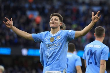 Manchester City 'den Julian Alvarez, 7 Ocak 202 tarihinde Etihad Stadyumu' nda oynanan ve Manchester City 'nin Huddersfield Town' a karşı oynadığı FA Cup üçüncü tur maçında 2-0 'lık skoru kutluyor.