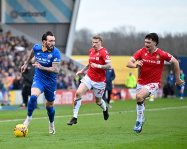 Shrewsbury Town 'dan Ryan Bowman, 7 Ocak 202' de Croud Meadow, Shrewsbury, Birleşik Krallık 'ta oynanan üçüncü tur müsabaka Shrewsbury Town - Wrexham maçında topla öne geçti.