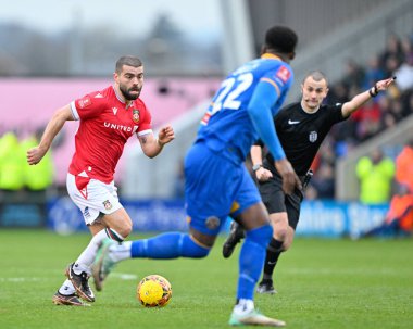 Wrexham 'dan Elliot Lee, 7 Ocak 202' de Croud Meadow, Shrewsbury, Birleşik Krallık 'ta oynanan üçüncü tur Shrewsbury Town - Wrexham karşılaşmasında topu ileri attı.