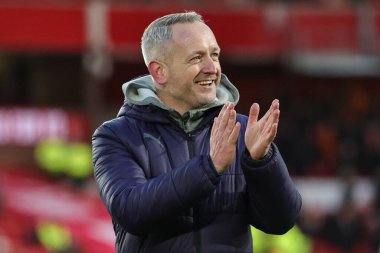 Blackpool 'un Neil Critchley teknik direktörü, 7 Ocak 202' de İngiltere 'nin Nottingham kenti City Ground' da oynanan Emirates FA Cup 3. tur karşılaşmasında 2-2 berabere kalan seyircileri alkışlıyor.