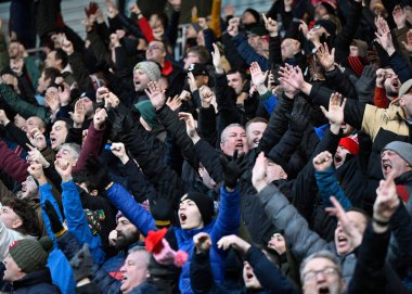 Wrexham taraftarları 7 Ocak 202 'de Croud Meadow, Shrewsbury, İngiltere' de oynanan Emirates FA Cup üçüncü tur karşılaşmasında Wrewsbury Town ve Wrexham maçında Wrexham 'ın Wrexham' a karşı oynadığı Wrexham golünü kutluyorlar.