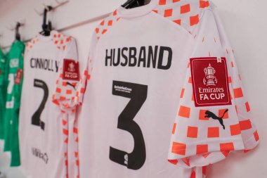Emirates FA Cup rozeti Blackpool 'lu James Husband' ın gömleğinde Emirates FA Cup 3. tur karşılaşması öncesinde Nottingham Forest 'a karşı Blackpool City Ground, Nottingham, İngiltere, 7 Ocak 202