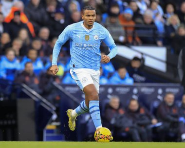 Manchester City 'den Manuel Akanji, 7 Ocak 202 tarihinde Etihad Stadyumu' nda Manchester City ile Huddersfield Town arasındaki FA Cup üçüncü tur karşılaşmasında topla koşuyor.