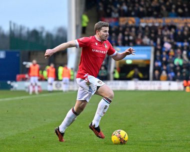 Wrexham 'dan James Jones, 7 Ocak 202' de Croud Meadow, Shrewsbury, İngiltere 'de oynanan üçüncü tur Shrewsbury Town - Wrexham karşılaşmasında topu ileri atıyor.