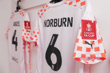 Blackpool 'lu Oliver Norburn' ün gömleğindeki Emirates FA Cup rozeti, Emirates FA Cup 'ın 3. tur karşılaşması öncesinde Nottingham Forest' a karşı Blackpool City Ground, Nottingham, İngiltere, 7 Ocak 202