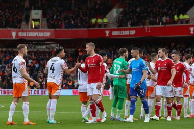 Blackpool 'dan Jordan Lawrence-Gabriel ve Nottingham Ormanı' ndan Joe Worrall, 7 Ocak 202 'de Nottingham City Ground, Nottingham, Birleşik Krallık' ta oynanan Emirlikler Kupası üçüncü tur karşılaşmasında el sıkışıyor.
