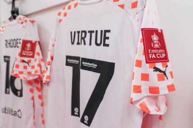Birleşik Krallık 'ın Nottingham City Ground kentinde oynanan Emirlik Kupası 3. tur karşılaşması öncesinde Blackpool' lu Matty Virtue of Blackpool 'un gömleğindeki FA Cup rozeti.