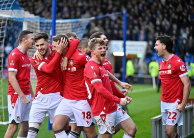 Wrexham 'dan Thomas O' Connor, 7 Ocak 202 'de Croud Meadow, Shrewsbury, Birleşik Krallık' ta oynanan Emirates FA Cup üçüncü tur karşılaşmasında golünü ve maçın açılış golünü kutluyor.