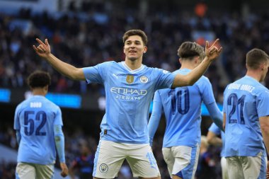 Manchester City 'den Julian Alvarez, 7 Ocak 202 tarihinde Etihad Stadyumu' nda oynanan ve Manchester City 'nin Huddersfield Town' a karşı oynadığı FA Cup üçüncü tur maçında 2-0 'lık skoru kutluyor.