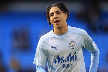 Manchester City 'den Rico Lewis, 7 Ocak 202' de Etihad Stadyumu 'nda oynanan ve Manchester City' nin Huddersfield Town 'a karşı oynadığı üçüncü tur karşılaşmasında oynanan karşılaşma öncesinde oynanan ısınma turunda...