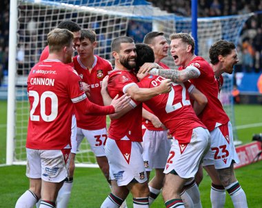 Wrexham 'dan Thomas O' Connor, 7 Ocak 202 'de Croud Meadow, Shrewsbury, Birleşik Krallık' ta oynanan Emirates FA Cup üçüncü tur karşılaşmasında golünü ve maçın açılış golünü kutluyor.