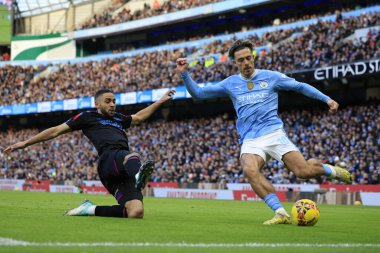 Manchester City 'den Jack Grealish, 7 Ocak 202' de Etihad Stadyumu 'nda oynanan üçüncü tur müsabakasında Huddersfield Town' dan Brodie Spencer 'a meydan okudu.