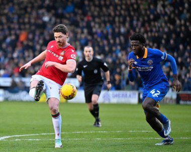 Wrexham 'dan George Evans, 7 Ocak 202' de Croud Meadow, Shrewsbury, Birleşik Krallık 'ta oynanan Üçüncü Lig karşılaşmasında golü attı.