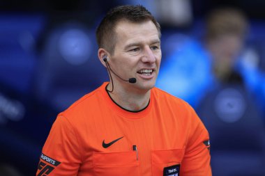 Hakem Michael Salisbury, 7 Ocak 202 'de Etihad Stadyumu' nda Manchester City ile Huddersfield Town arasında oynanan FA Cup üçüncü tur karşılaşması öncesinde takımlara liderlik ediyor.