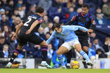 Manchester City 'den Rico Lewis, 7 Ocak 202 tarihinde Etihad Stadyumu' nda oynanan FA Cup Üçüncü Raund karşılaşmasında Huddersfield Town 'dan Josh Koroma' ya meydan okudu.
