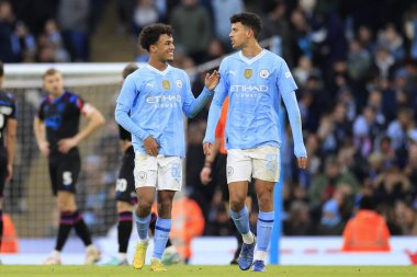 Manchester City 'den Oscar Bobb, Manchester City ile 7 Ocak 202' de Etihad Stadyumu 'nda oynanan FA Cup Üçüncü Raund karşılaşmasında Manchester City' den Matheus Nunes ile 3-0 'lık skoru kutluyor.