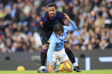 Huddersfield Town 'dan Josh Koroma, Manchester City' nin 7 Ocak 202 'de Etihad Stadyumu' nda oynanan üçüncü tur karşılaşmasında Manchester City ile Manchester City karşılaşmasında Manchester City 'den Rico Lewis' i kaldırdı.