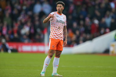 Blackpool 'dan Jordan Lawrence-Gabriel, 7 Ocak 202' de Nottingham Forest 'a karşı Blackpool' da oynanan Emirlikler Kupası üçüncü tur karşılaşmasında takım arkadaşlarına talimat verir.