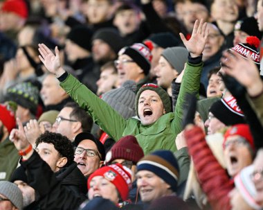 Wrexham taraftarları, 7 Ocak 202 'de Croud Meadow, Shrewsbury, İngiltere' de oynanan üçüncü tur müsabakasında, tam zamanlı sonucu kutlarken, tüm sesleriyle Wrexham taraftarlarını seslendirdiler.