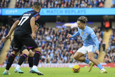 Manchester City 'den Jack Grealish, 7 Ocak 202 tarihinde Etihad Stadyumu' nda oynanan FA Cup Üçüncü Raund karşılaşmasında Huddersfield defansını geçmeye çalışıyor.