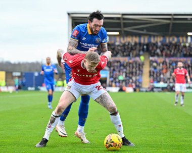 Wrexham 'dan James McClean ve Shrewsbury Town' dan Ryan Bowman, Birleşik Krallık 'ın Croud Meadow, Shrewsbury, 7 Ocak 202' de oynanan Emirates FA Cup üçüncü tur karşılaşmasında top için savaştılar.
