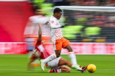 Blackpool 'dan Karamoko Dembl, 7 Ocak 2024 tarihinde Birleşik Krallık' ın Nottingham kentinde oynanan Emirates FA Cup üçüncü tur karşılaşmasında topla bir çıkış yaptı.